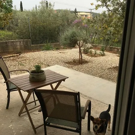 Chryssa's Garden بيت للعطل Pirgiotika